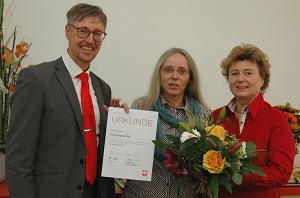 Caritasdirektor Wolfgang Langer mit Regina Wolf und Jola Hempel.